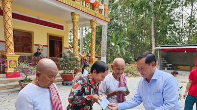 ចែកអំណោយដល់ជនរួមជាតិខ្មែរ