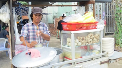 The man cooks delicious noodles down to the last spoon, many customers come back to eat