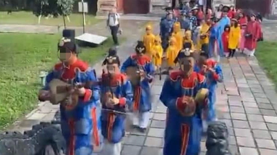 "Lùm xùm" đoàn người mặc đồ vua, chúa làm lễ tại nơi thờ vua ở Huế