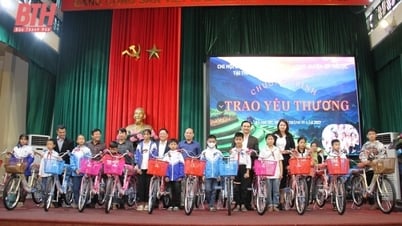 សមាគមសារព័ត៌មានមជ្ឈិមនៅ Thanh Hoa ផ្តល់អំណោយដល់សិស្សានុសិស្សនៅស្រុកភ្នំ
