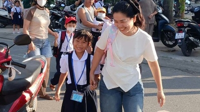 校門の外に潜んで子供たちを見守る親たち
