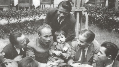 Erinnerung an die Geschichte von Onkel Ho und Premierminister Pham Van Dong mit Kindern