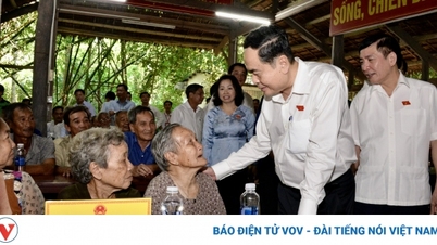 Chủ tịch Quốc hội thăm tặng quà cho người có công tại Hậu Giang