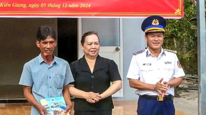 Cảnh sát biển trao nhà đại đoàn kết cho người nghèo ở Phú Quốc