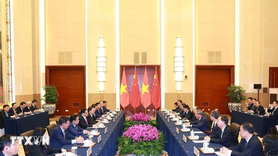 El primer ministro Pham Minh Chinh mantiene conversaciones con el primer ministro chino Li Qiang