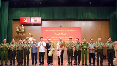 បំភ្លឺ​ប្រពៃណី​ដ៏​រុងរឿង​របស់​វីរជន​សន្តិសុខ​សាធារណៈ​ប្រជាជន​វៀតណាម