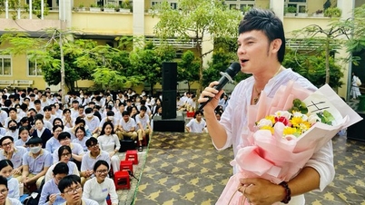 Meritorious Artist Kim Tieu Long and Dong Quan in the program "School Stage"