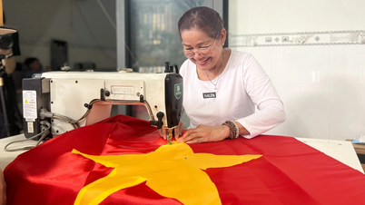 Lễ 2.9, gặp những người hơn chục năm chuyên may cờ Tổ quốc: Nghề thật đặc biệt