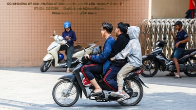 Hanoi students "go bareheaded and run like crazy" when participating in traffic