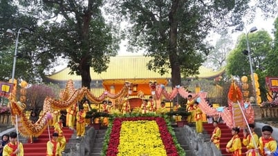 ការ​អុជ​ធូប​ដើម្បី​អបអរ​ការ​ចាប់​ផ្ដើម​រដូវ​ផ្ការីក​នៅ​បន្ទាយ​អធិរាជ​ថាំងឡុង