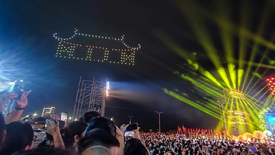 2024年の夏祭りの初日の夜、何万人もの観光客がクア・ロに集まる