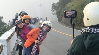 Đổ xô lên đèo Hải Vân 'săn' thác mây