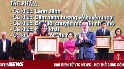 ប្រធានរដ្ឋ Vo Van Thuong ប្រគល់រង្វាន់ហូជីមិញ ផ្នែកអក្សរសាស្ត្រ និងសិល្បៈ