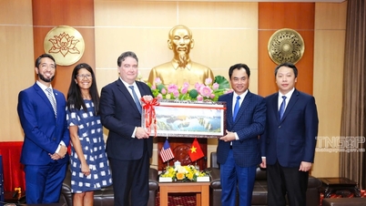 ឯកអគ្គរដ្ឋទូតអាមេរិក Marc Evans Knapper មកបំពេញទស្សនកិច្ច និងធ្វើការជាមួយខេត្ត Thai Nguyen