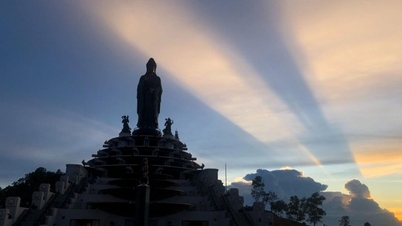 'Jade clouds' appeared on the top of Ba Den mountain on the day of Linh Son Thanh Mau's birthday