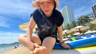 Du khách lấm lem khi tắm biển Nha Trang
