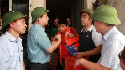 Schüler in Hanoi essen und schlafen in der Schule, um Überschwemmungen zu vermeiden
