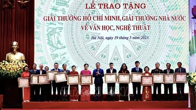 Timely honoring artists with many achievements and contributions to the country
