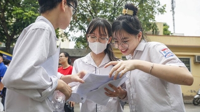 Admission scores for 10th grade in Hanoi unexpectedly decreased