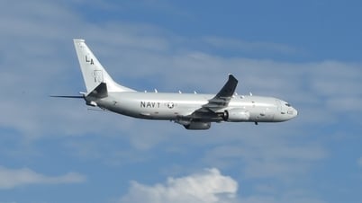 Chinese fighter jets 'tail' US aircraft in Taiwan Strait