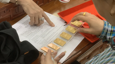 Vàng SJC bất ngờ vọt lên 80 triệu đồng/lượng dù vàng thế giới quay đầu giảm