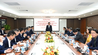 Minister Nguyen Hong Dien visited and worked with the Institute of Energy