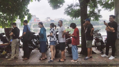 Pho restaurant in Hanoi, customers have to queue like in the subsidy period