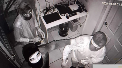 Burglars dug a tunnel to break into a shopping mall in the Philippines and stole a lot of jewelry.
