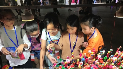 ផ្លាស់ទីជាមួយគាត់