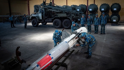 El misil de defensa aérea S-125 de Vietnam derriba un objetivo de ejercicio