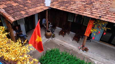 ហាងកាហ្វេនៅទីក្រុង HCMC ដែលមានចង្ក្រានឈើ និងគុម្ពឈើ៖ អតិថិជនបើកឡាន 1 ម៉ោងដើម្បីថតរូប