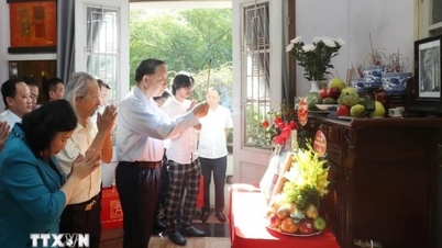 Tổng Bí thư, Chủ tịch nước thăm gia đình các tác giả Quốc ca và Quốc huy Việt Nam