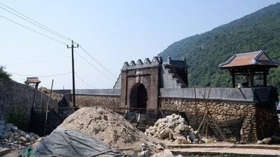 Hai Van Gate is still in disarray after 2 years of restoration due to power lines
