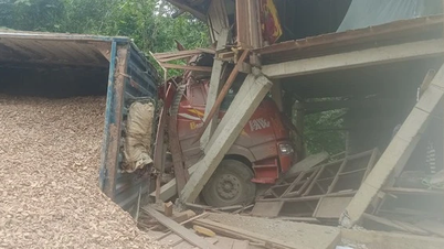 Xe container chở sắn tông sập nhà sàn của dân