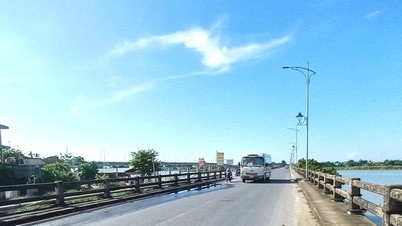 ហាមរថយន្តឆ្លងកាត់ស្ពាន Cau Lau ចាស់ ដើម្បីធានាសុវត្ថិភាពចរាចរណ៍ | កាសែត QUANG NAM អនឡាញ