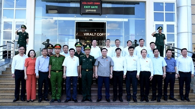 Chủ tịch Quốc hội Vương Đình Huệ thăm các lực lượng tại Cửa khẩu Quốc tế Mộc Bài