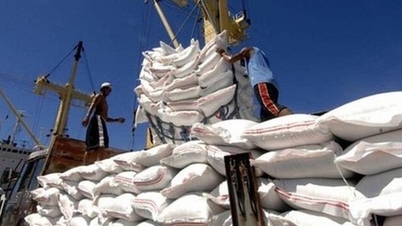 Why did Loc Troi Group postpone submitting its financial report, while its business is still in a loss?