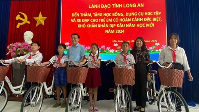 Học sinh đặc biệt khó khăn ở Long An vui mừng nhận quà năm học mới