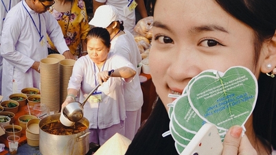 Cả nghìn người rủ nhau đi chợ bằng… lá cây, không ai trả tiền