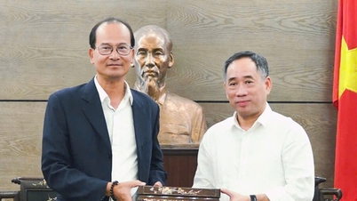 Receiving relics of King Ham Nghi brought back from France