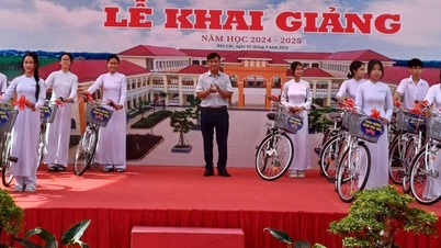 Nguoi Lao Dong Newspaper donates bicycles to students at 2 special schools in Long An