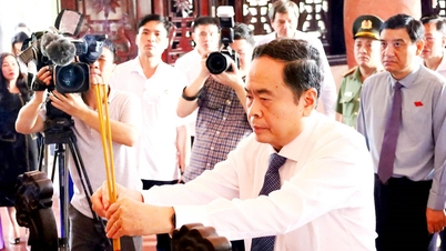 Chủ tịch Quốc hội dâng hương tưởng nhớ cố Chủ tịch HĐBT Phạm Hùng, cố Thủ tướng Võ Văn Kiệt