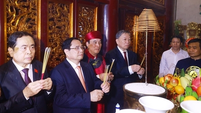 Prime Minister Pham Minh Chinh offers incense to commemorate the Hung Kings