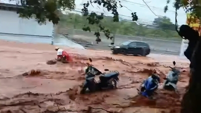 Písečná záplava se přehnala po silnici a smetla dívku na motorce ve městě Phan Thiet.