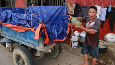 Hermosa imagen de un hombre pidiendo agua y entregándola gratuitamente a la gente en el "centro de inundaciones" de los suburbios de Hanoi.