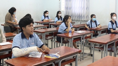 Thí sinh bị gãy tay lo không làm được bài môn văn