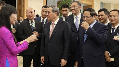 Khanh Hoa Salanganes Nest booth welcomes two Prime Ministers