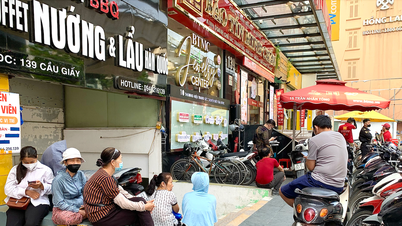 ធ្វើ​ដំណើរ​ទូទាំង​ទីក្រុង​ហាណូយ ខ្ញុំ​មិន​អាច​ទិញ​ចិញ្ចៀន​មាស​១​វង់​ដើម្បី​អបអរ​ពិធី​មង្គលការ​របស់​ខ្ញុំ​បាន​ទេ។