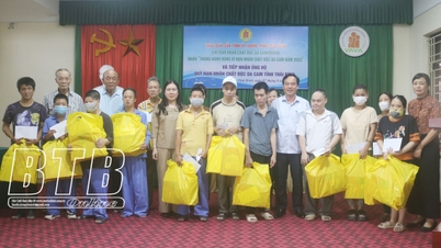 Trao quà cho nạn nhân chất độc da cam