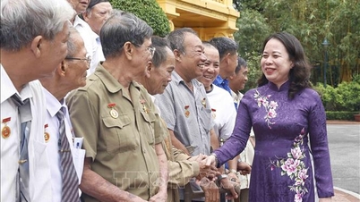 Vice President Vo Thi Anh Xuan met with the delegation of outstanding meritorious people of An Giang province.